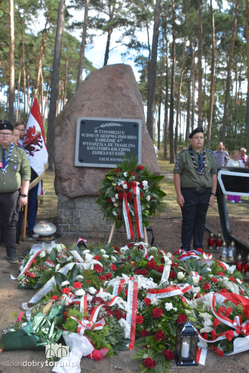 Uroczystości pod pomnikiem w Otłoczynie