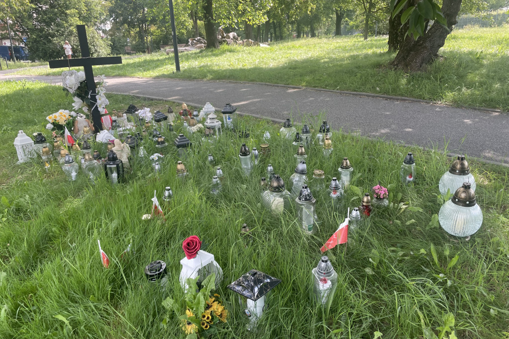 W Parku Glazja wciąż płoną znicze