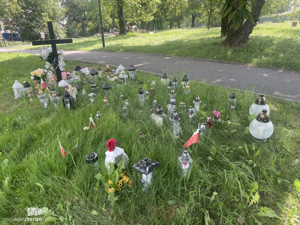W Parku Glazja wciąż płoną znicze