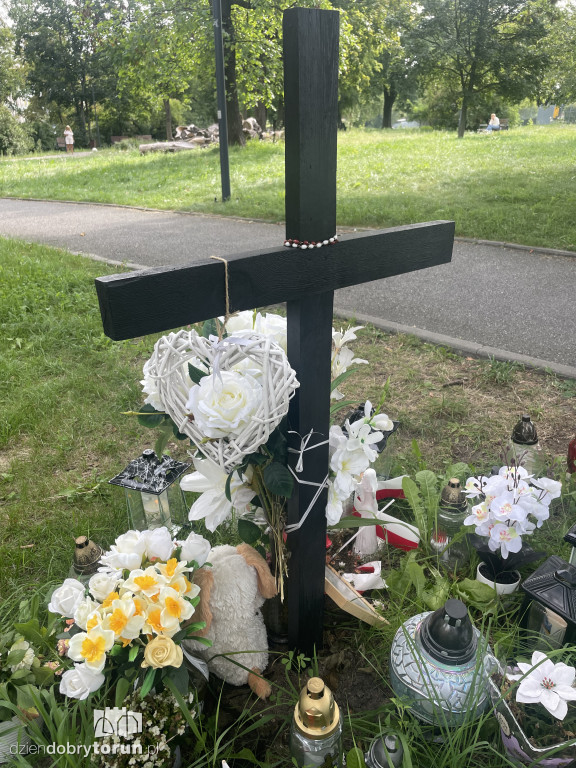 W Parku Glazja wciąż płoną znicze