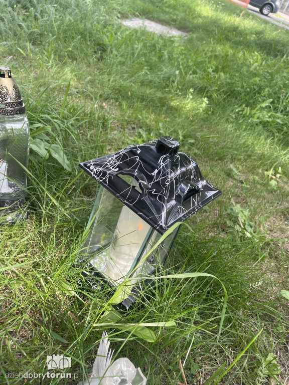W Parku Glazja wciąż płoną znicze