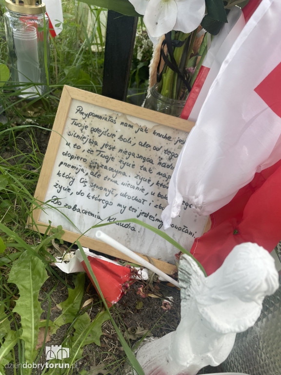 W Parku Glazja wciąż płoną znicze