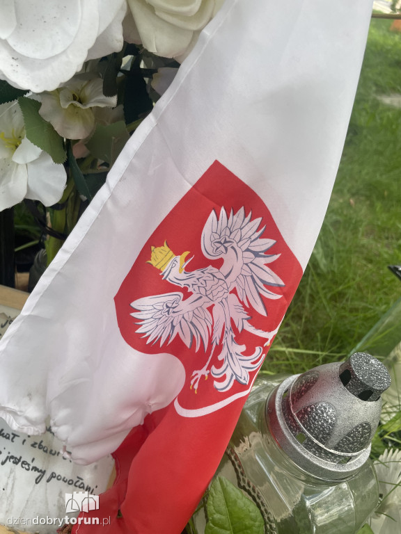 W Parku Glazja wciąż płoną znicze