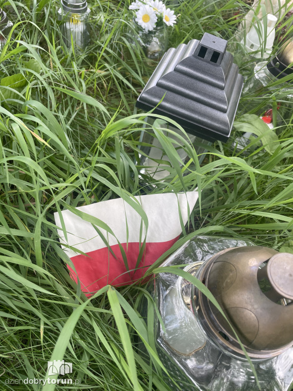 W Parku Glazja wciąż płoną znicze