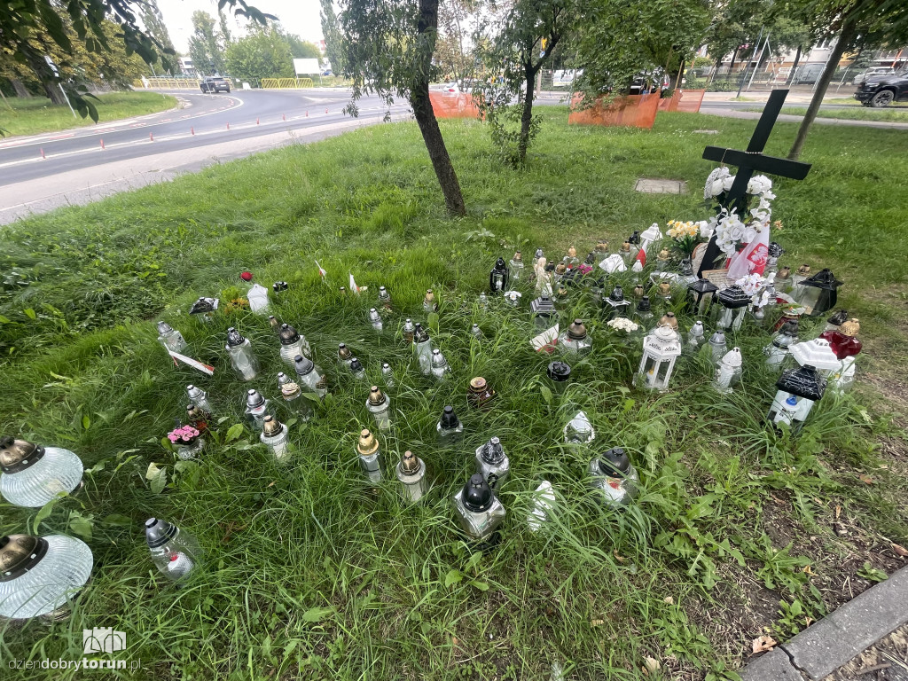 W Parku Glazja wciąż płoną znicze