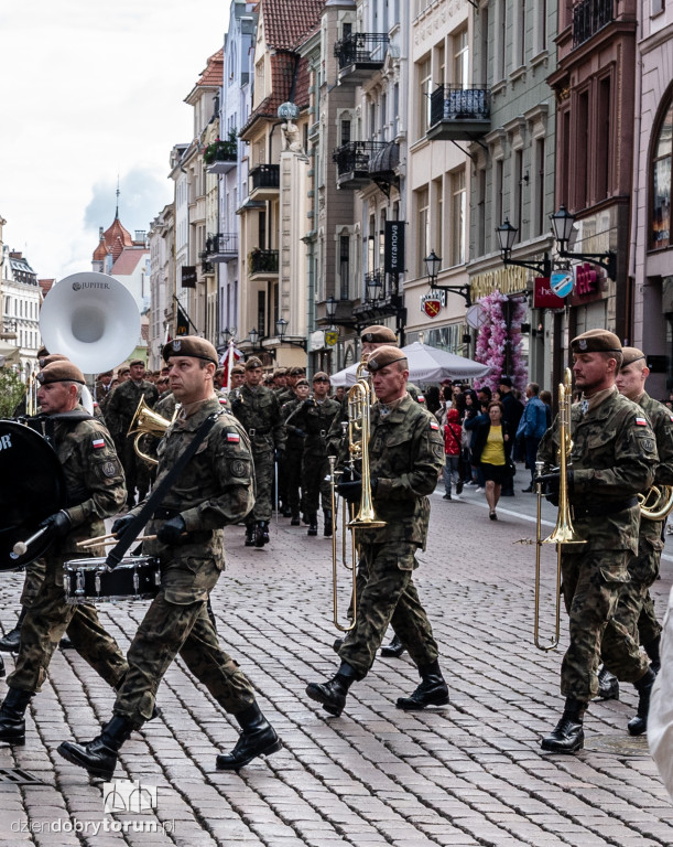 Przemarsz żołnierzy przez starówkę