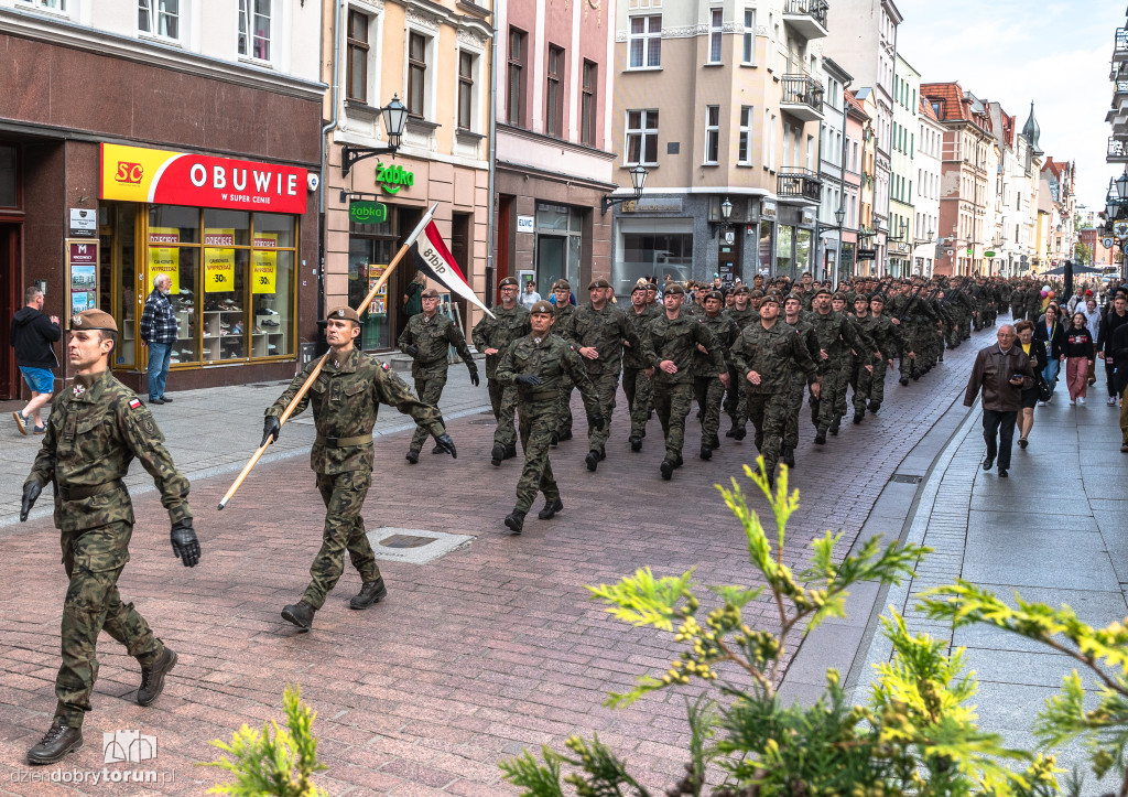 Przemarsz żołnierzy przez starówkę