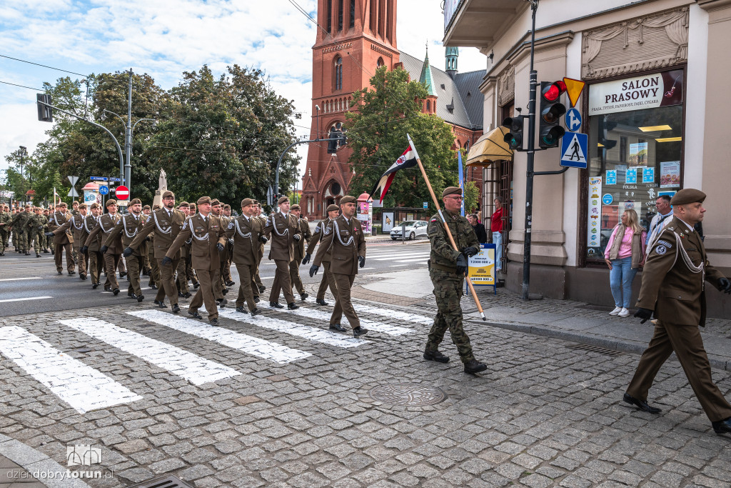 Przemarsz żołnierzy przez starówkę