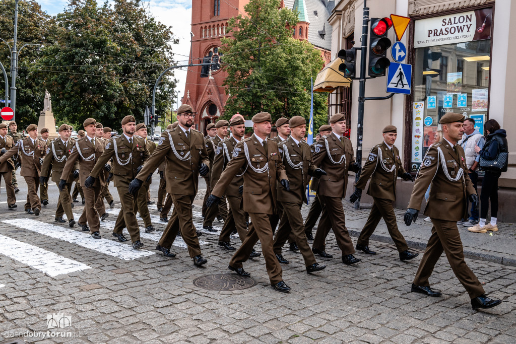 Przemarsz żołnierzy przez starówkę