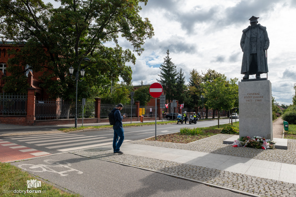 Przemarsz żołnierzy przez starówkę