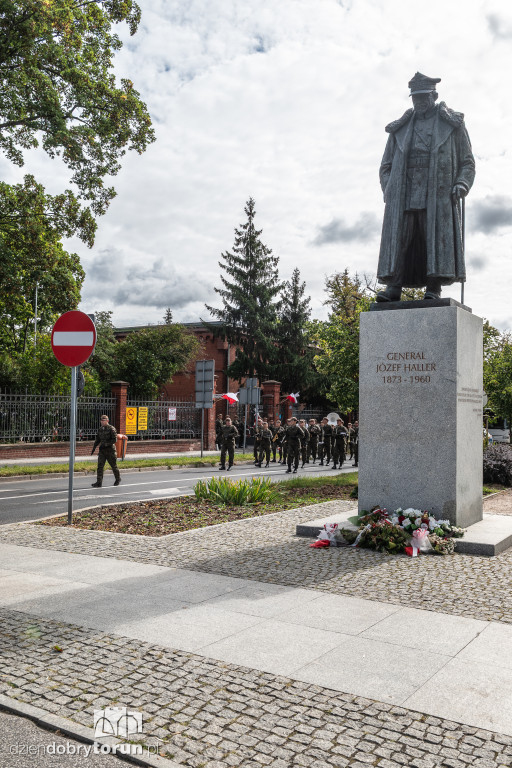 Przemarsz żołnierzy przez starówkę