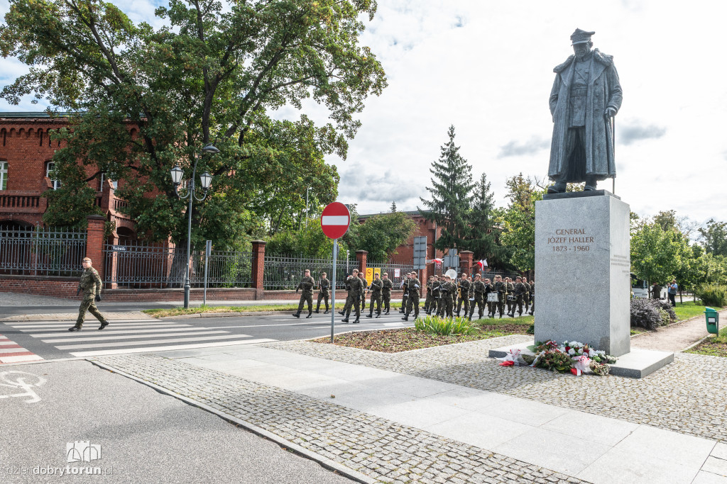 Przemarsz żołnierzy przez starówkę