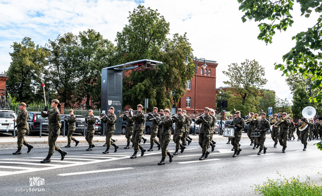 Przemarsz żołnierzy przez starówkę