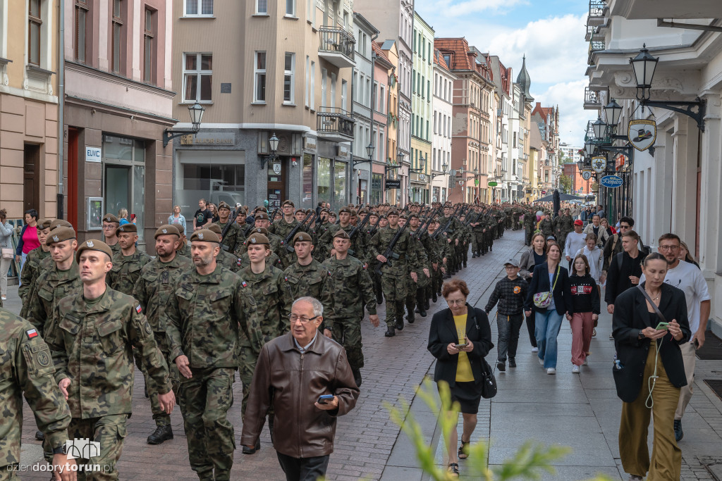 Przemarsz żołnierzy przez starówkę