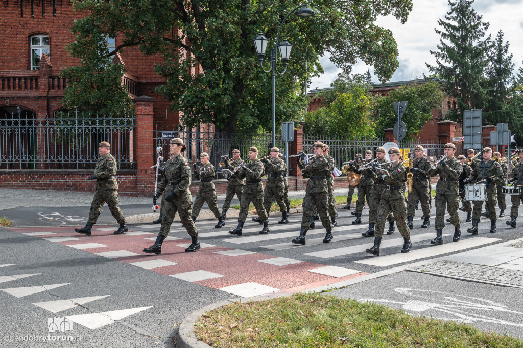 Przemarsz żołnierzy przez starówkę