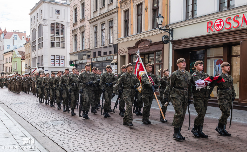 Przemarsz żołnierzy przez starówkę