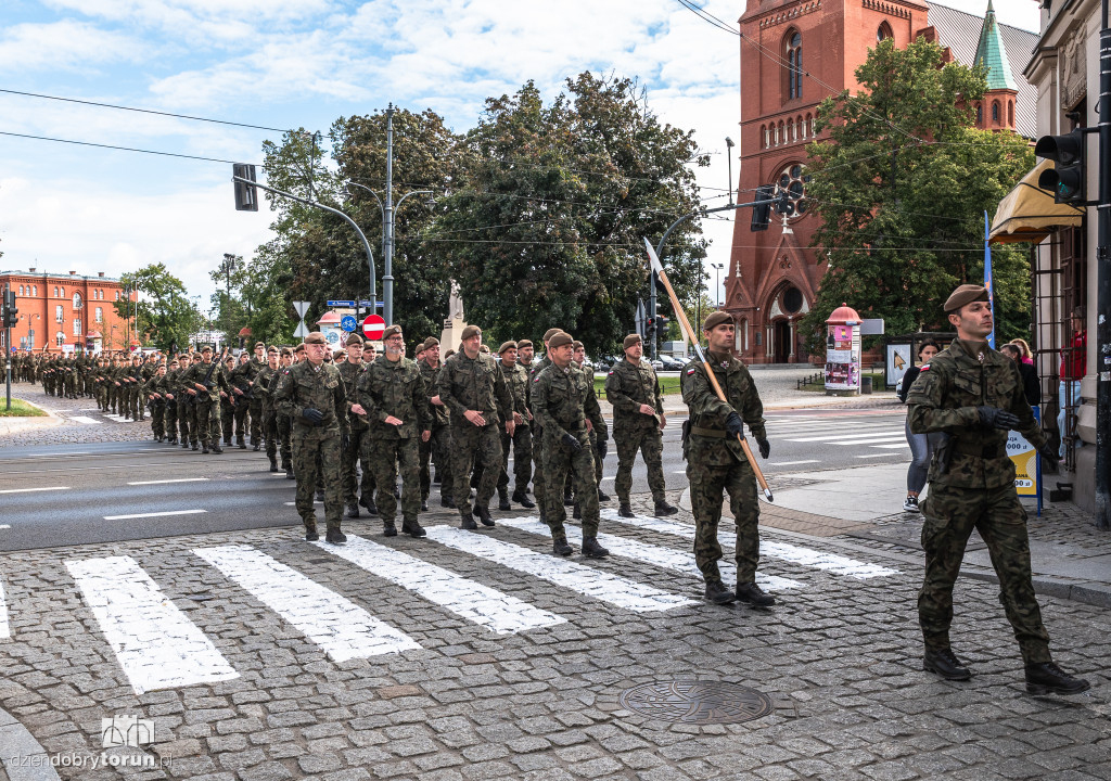 Przemarsz żołnierzy przez starówkę