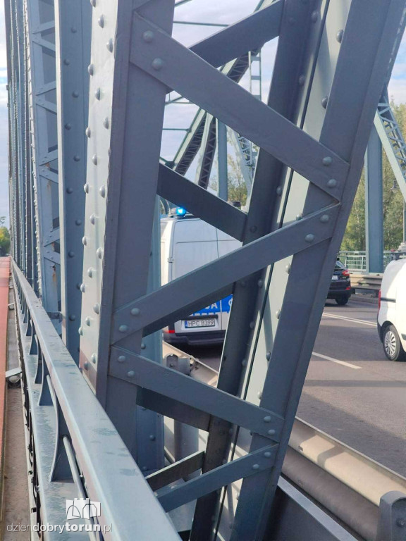 Kolizja na starym moście! Na miejscu policja