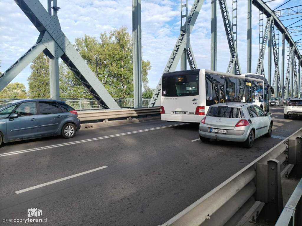 Kolizja na starym moście! Na miejscu policja