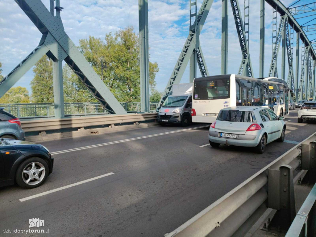 Kolizja na starym moście! Na miejscu policja