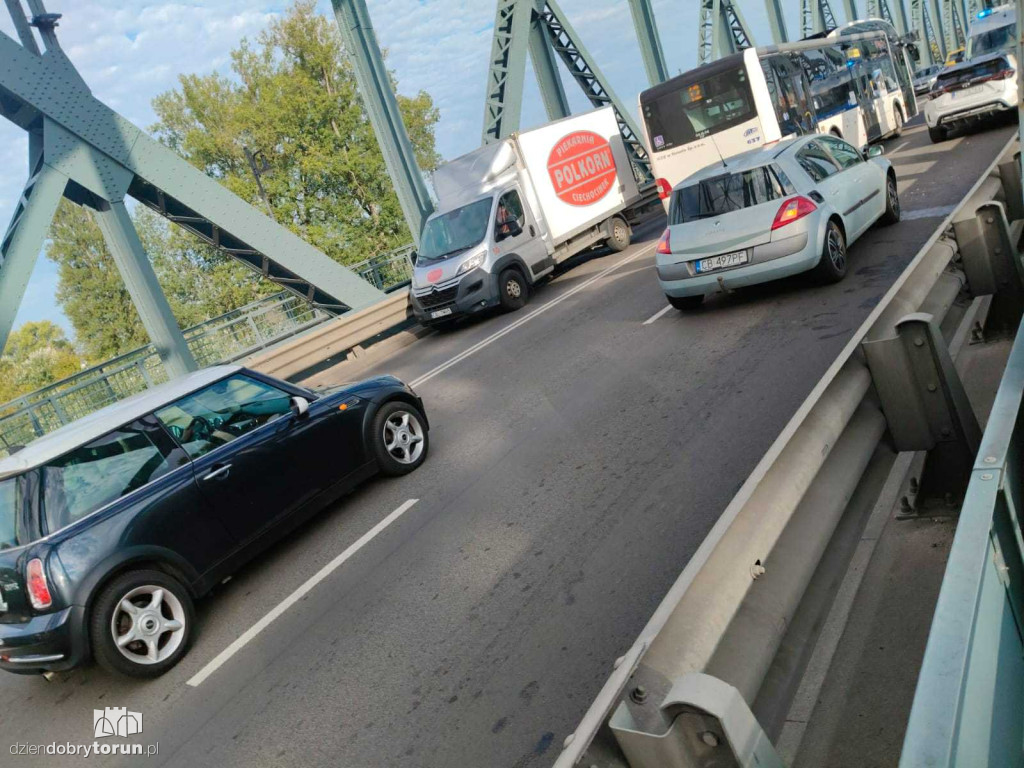 Kolizja na starym moście! Na miejscu policja