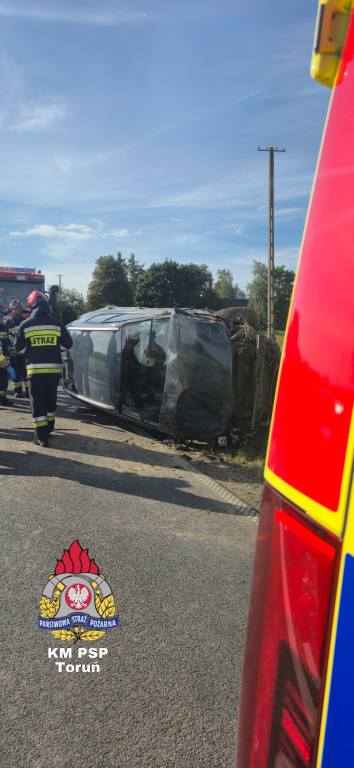 Osobówka wylądowała na boku!