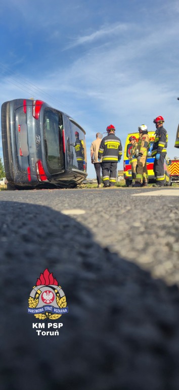 Osobówka wylądowała na boku!