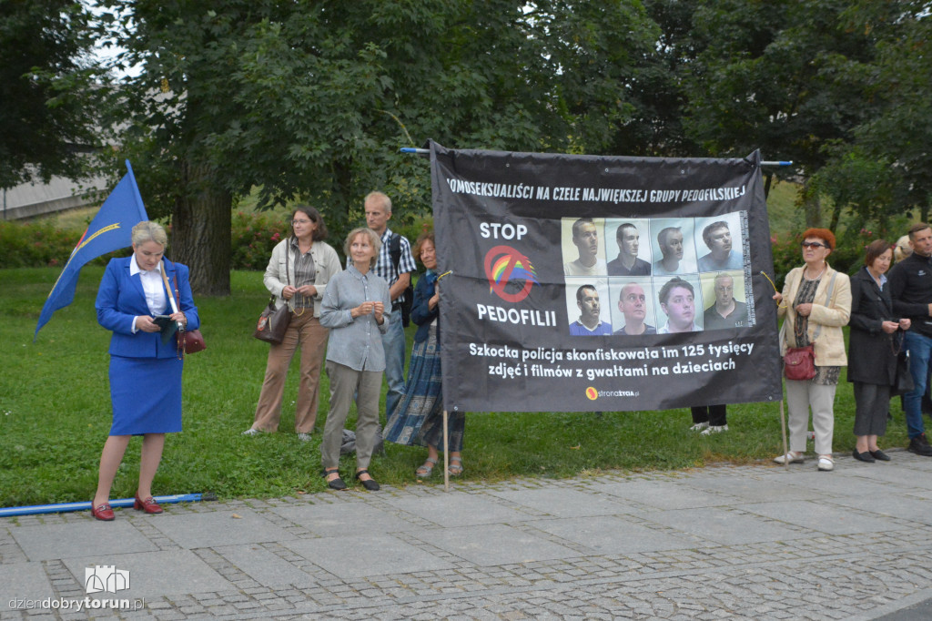 Różaniec Publiczny przeciwko Marszowi Równości