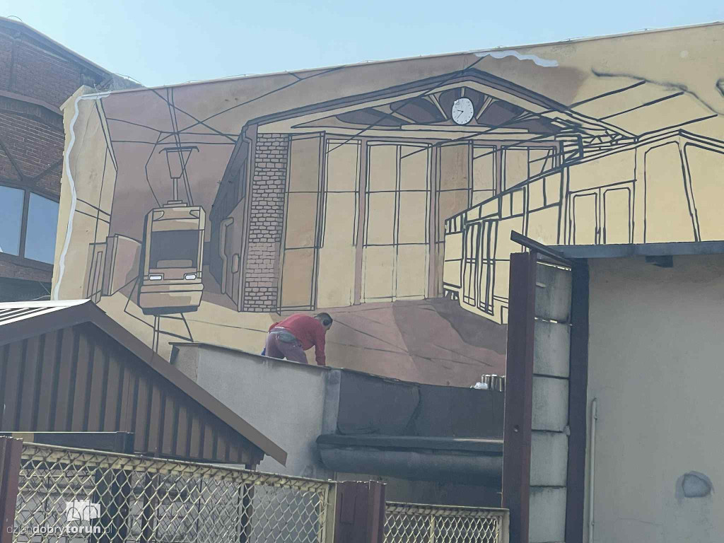 Nowy mural przy zajezdni