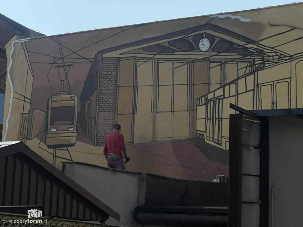 Nowy mural przy zajezdni