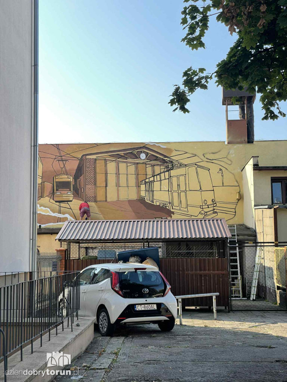 Nowy mural przy zajezdni