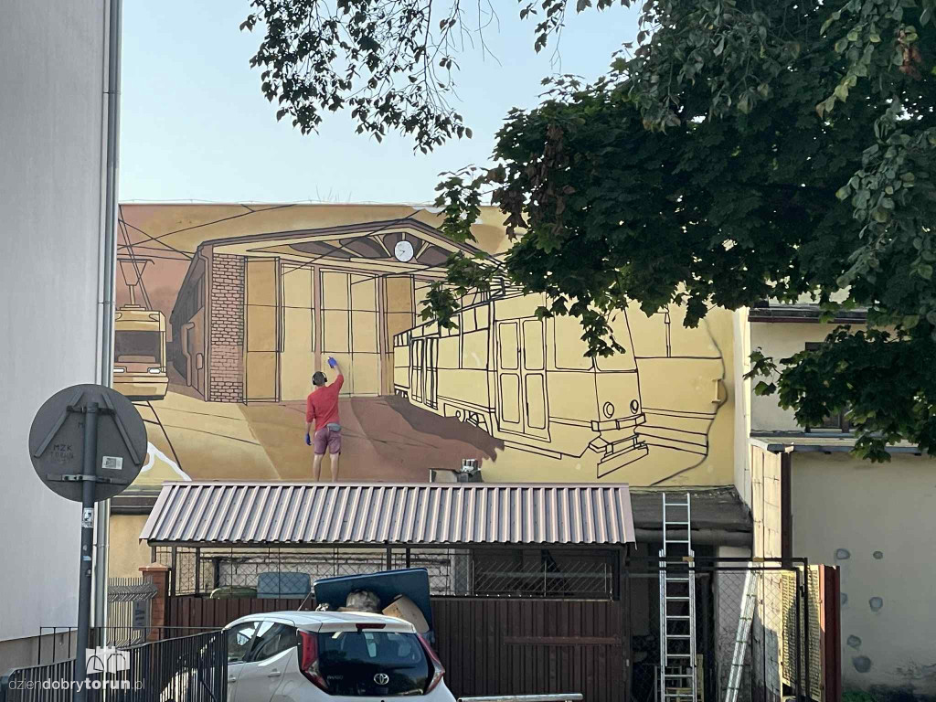 Nowy mural przy zajezdni