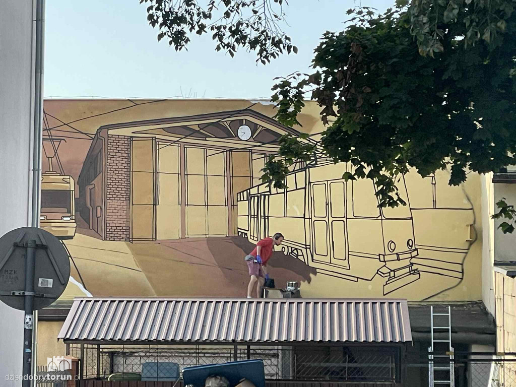 Nowy mural przy zajezdni
