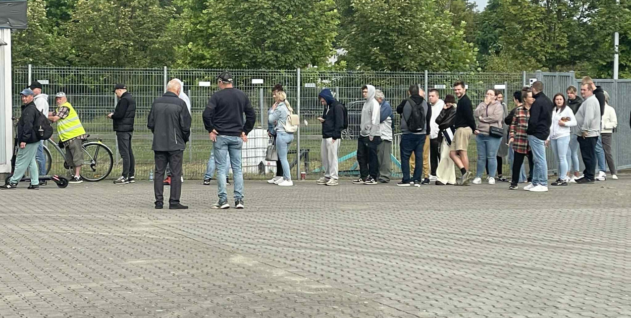 Tłumy kibiców pod stadionem żużlowym