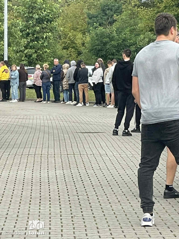 Tłumy kibiców pod stadionem żużlowym