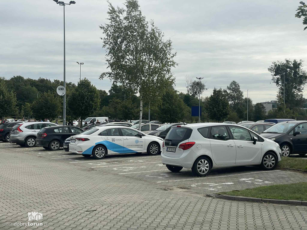 Tłumy kibiców pod stadionem żużlowym