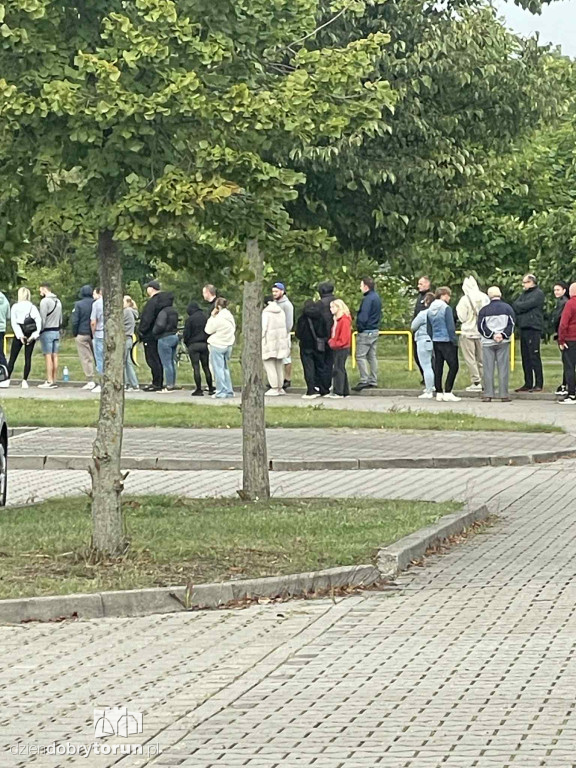 Tłumy kibiców pod stadionem żużlowym