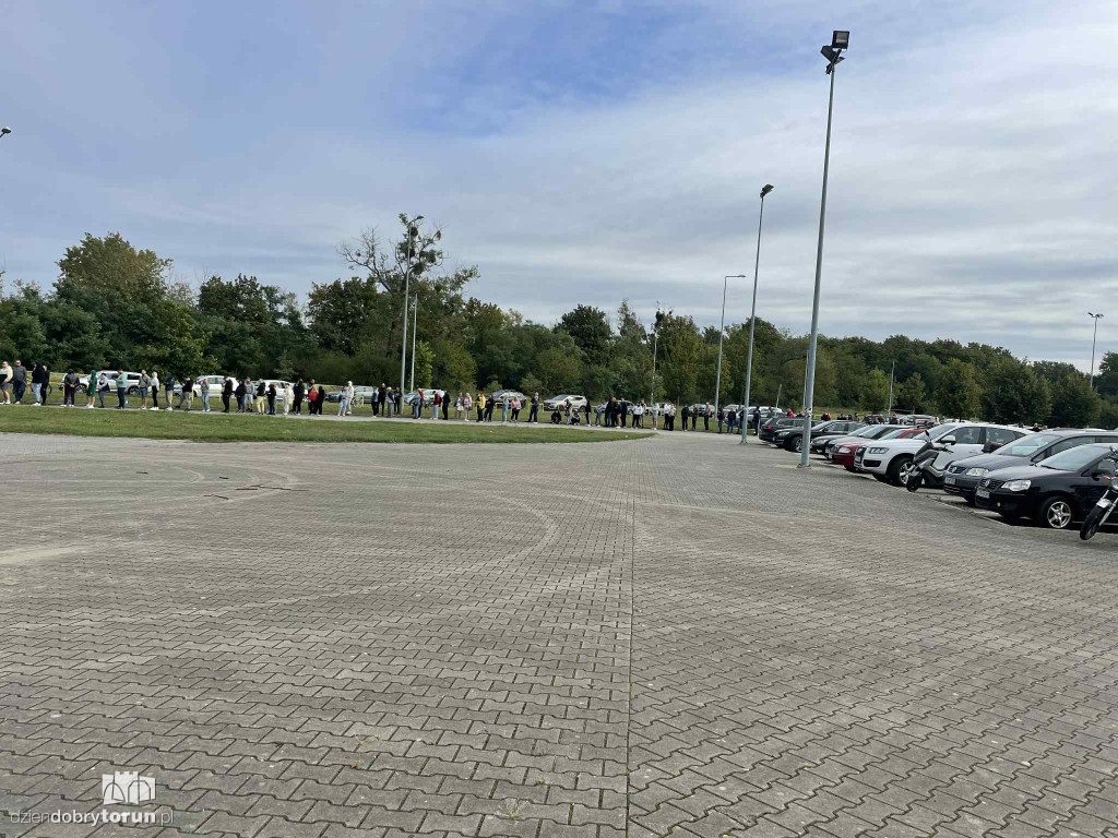 Tłumy kibiców pod stadionem żużlowym