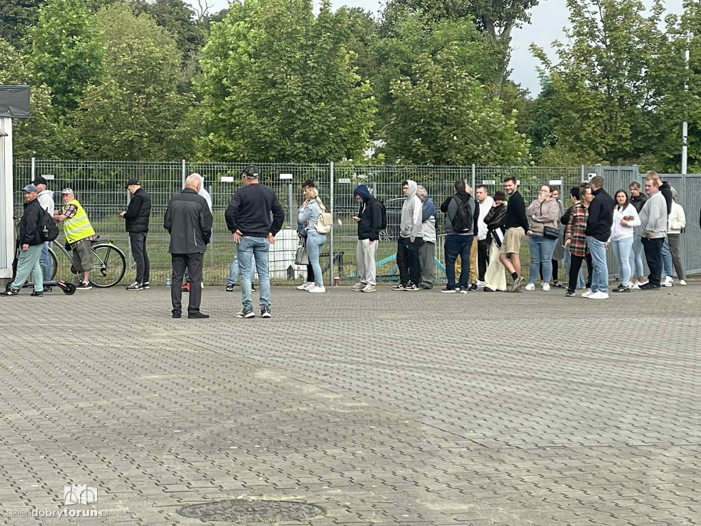 Tłumy kibiców pod stadionem żużlowym