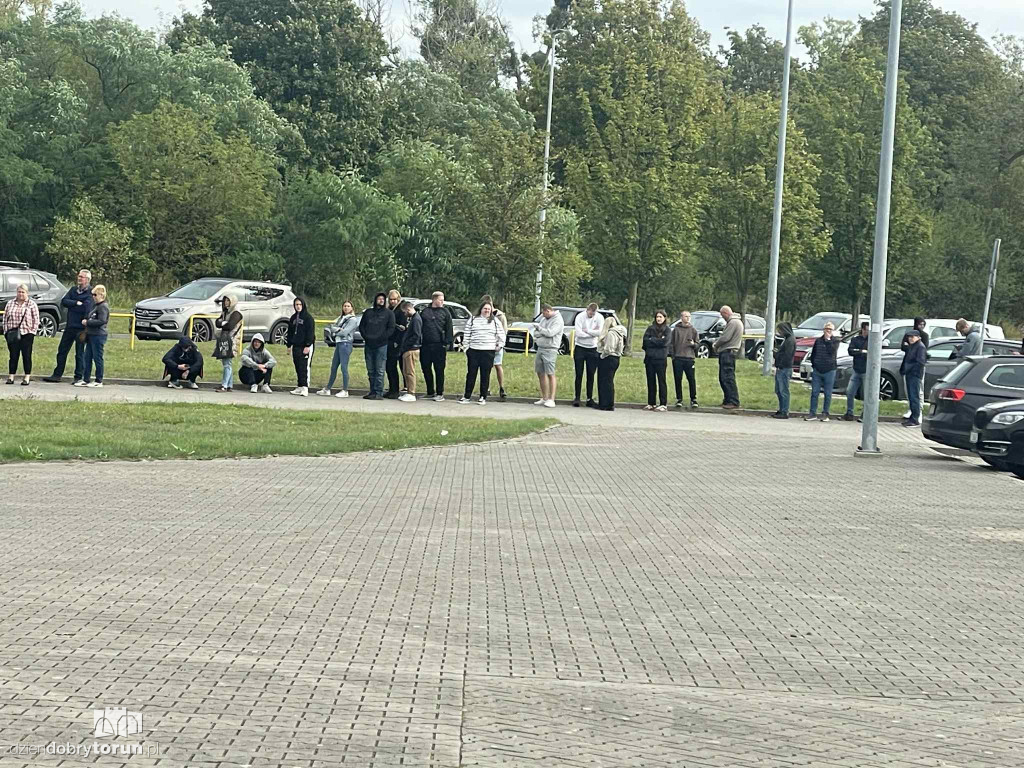 Tłumy kibiców pod stadionem żużlowym