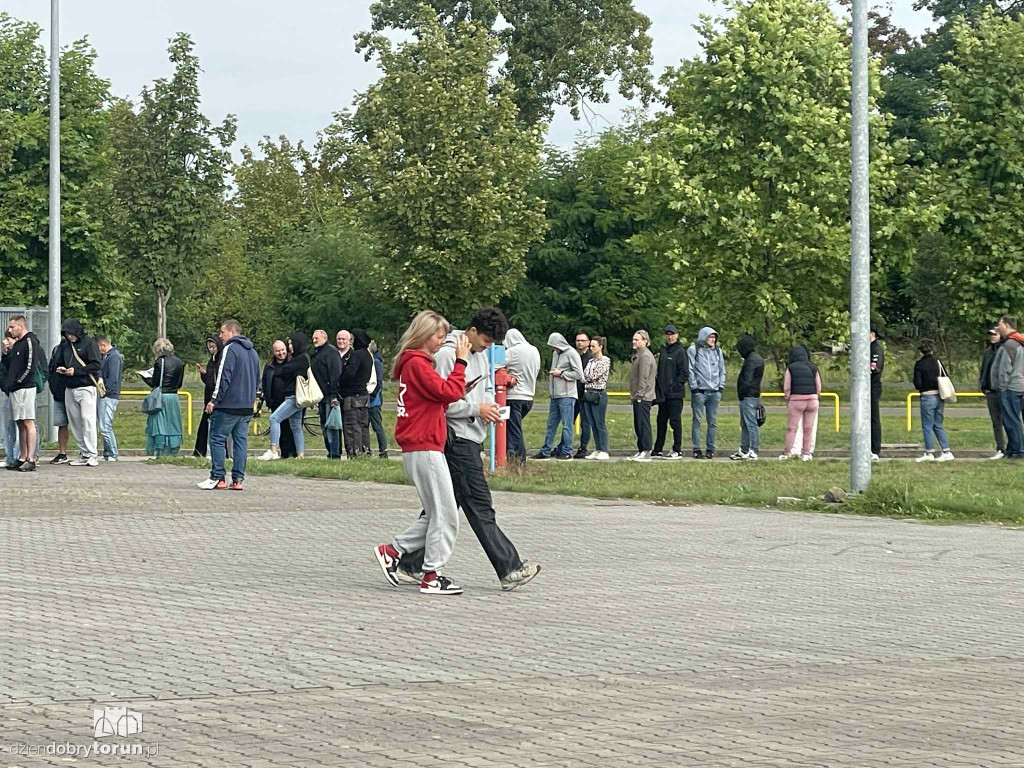 Tłumy kibiców pod stadionem żużlowym