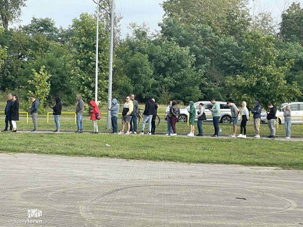 Tłumy kibiców pod stadionem żużlowym