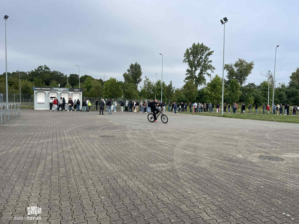 Tłumy kibiców pod stadionem żużlowym