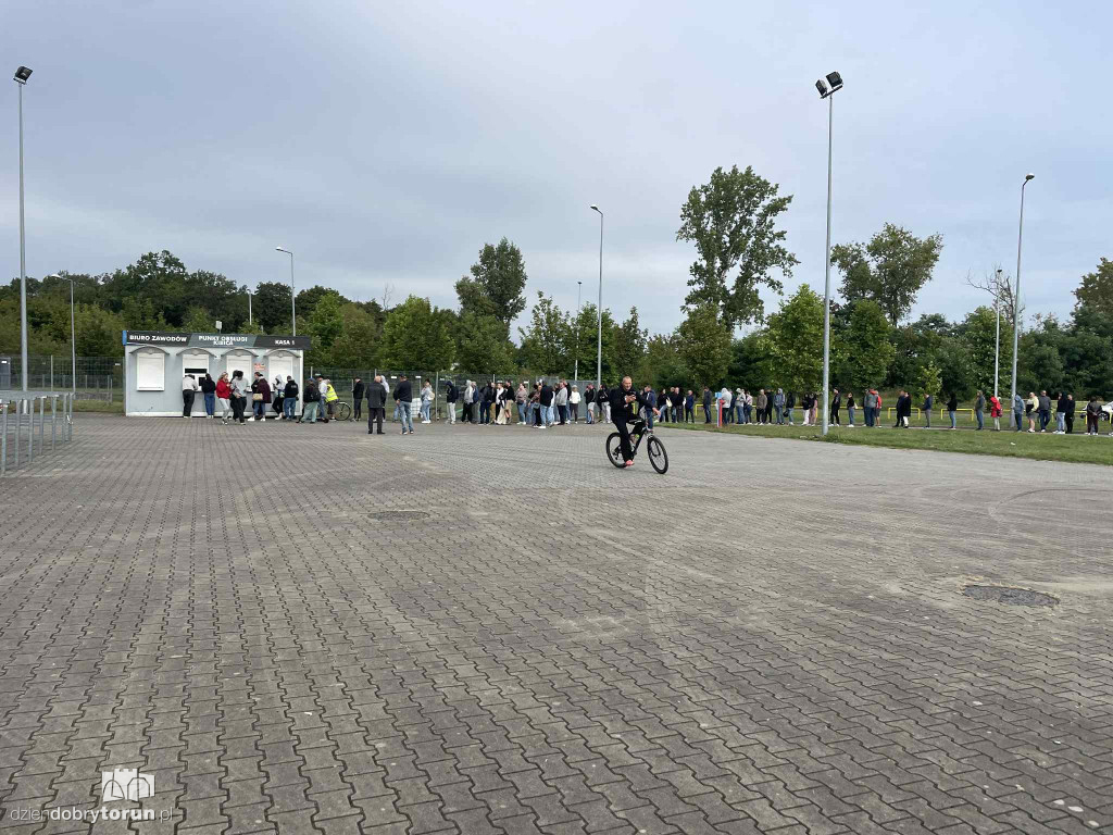 Tłumy kibiców pod stadionem żużlowym
