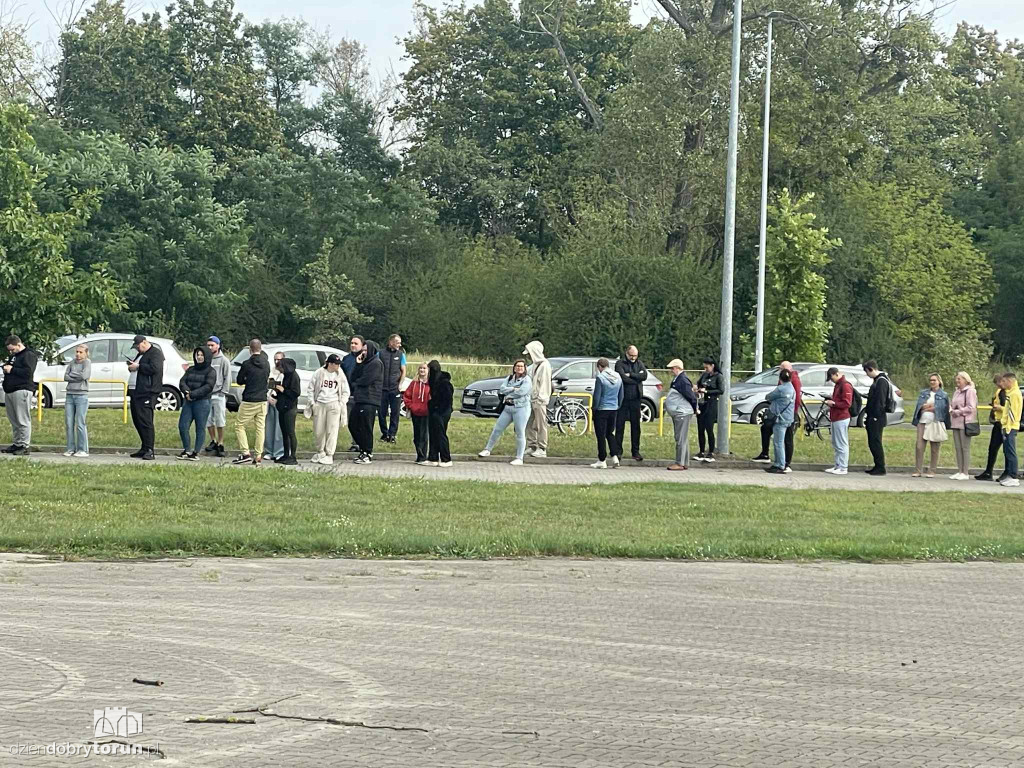 Tłumy kibiców pod stadionem żużlowym