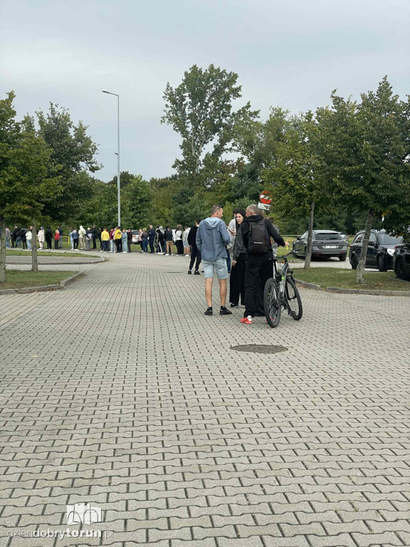 Tłumy kibiców pod stadionem żużlowym