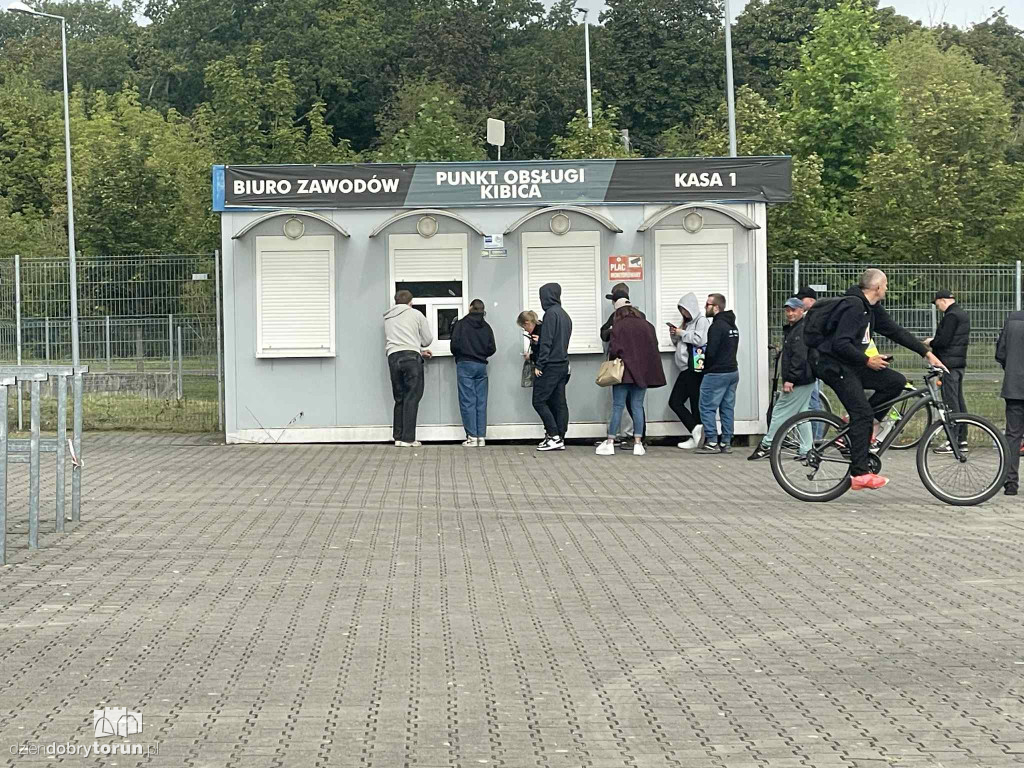 Tłumy kibiców pod stadionem żużlowym