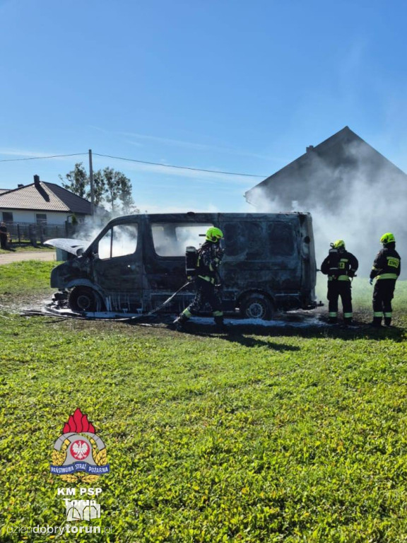 Ogień zajął samochód. Akcja strażaków w Obrowie