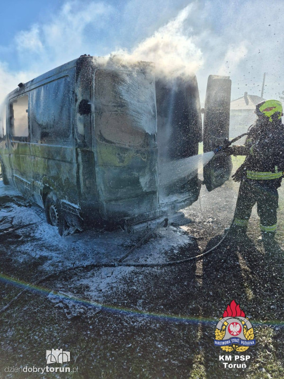 Ogień zajął samochód. Akcja strażaków w Obrowie