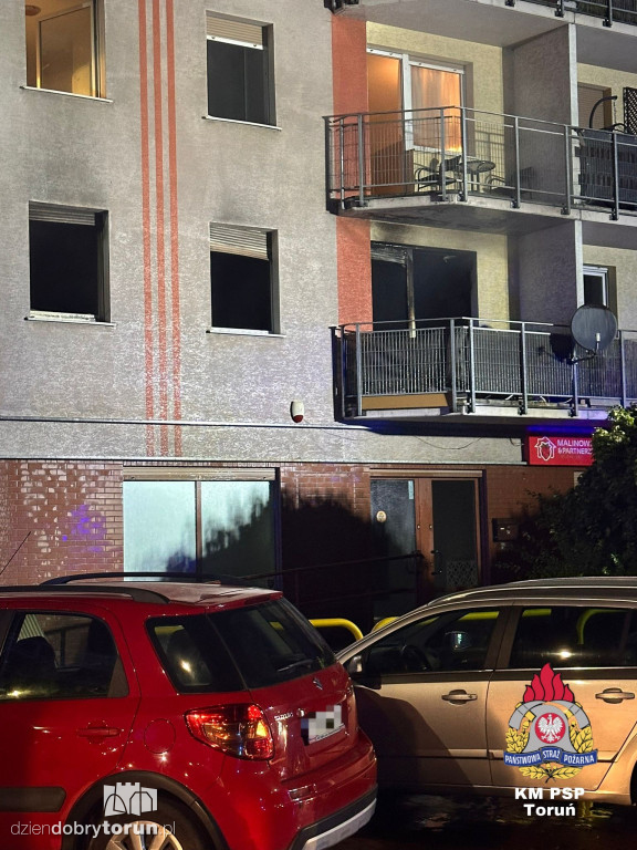 Płonący budynek i ewakuacja mieszkańców. Są ranni